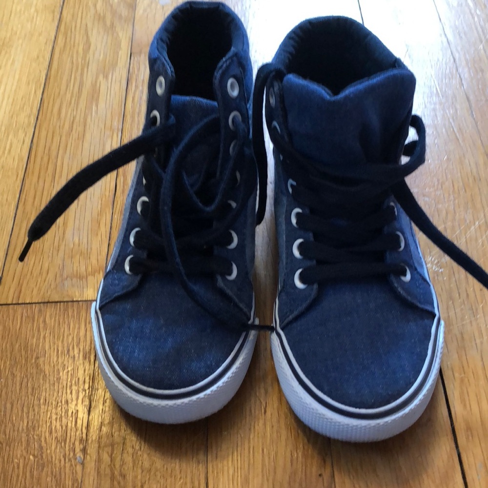 High top Old Navy boys shoe, size 13